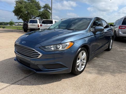 Used 2018 Ford Fusion SE image 3