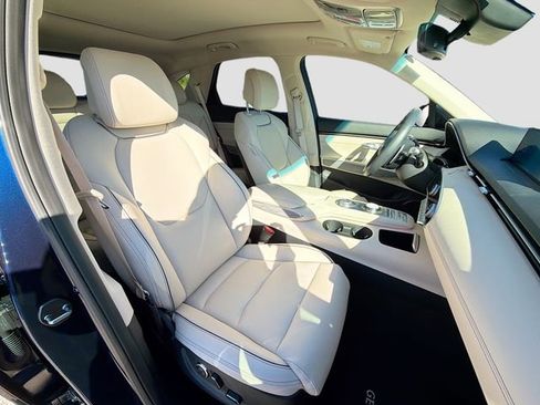 Used 2025 Genesis GV70 2.5T w/ Advanced Package image 15