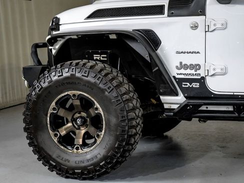 Used 2018 Jeep Wrangler Unlimited Sahara AWD/4WD image 12