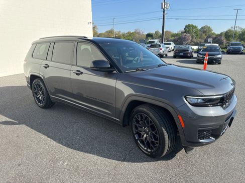 Used 2024 Jeep Grand Cherokee L Summit w/ Advanced Protech Group IV AWD/4WD image 3