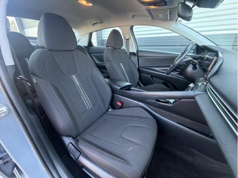 Used 2023 Hyundai Elantra SEL w/ Convenience Package FWD image 4