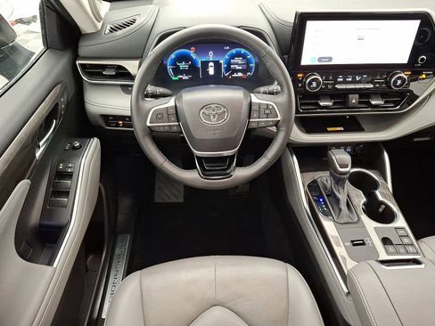 Used 2024 Toyota Highlander Limited image 21