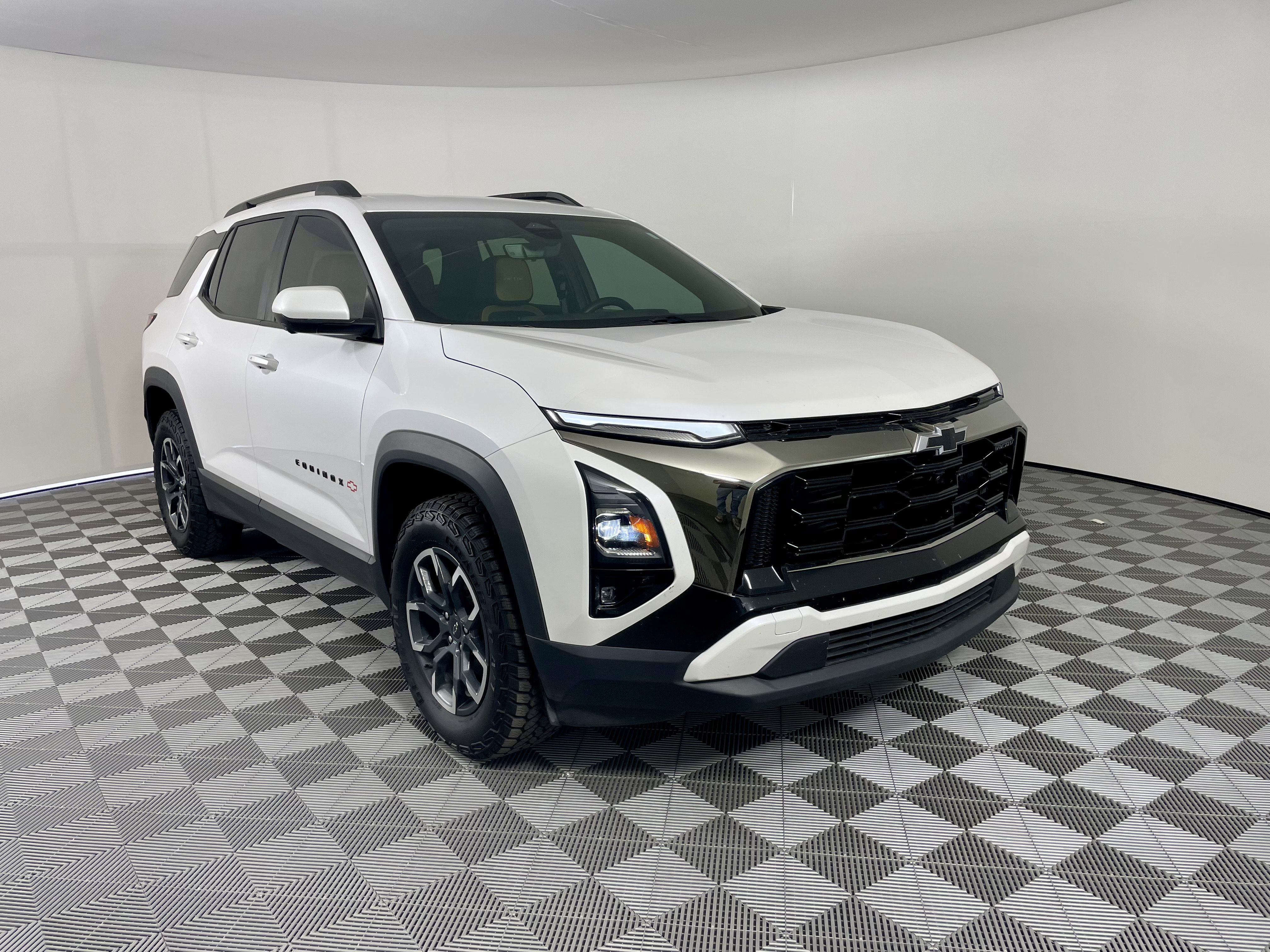 Used 2025 Chevrolet Equinox ACTIV w/ Safety and Technology Package FWD image 7