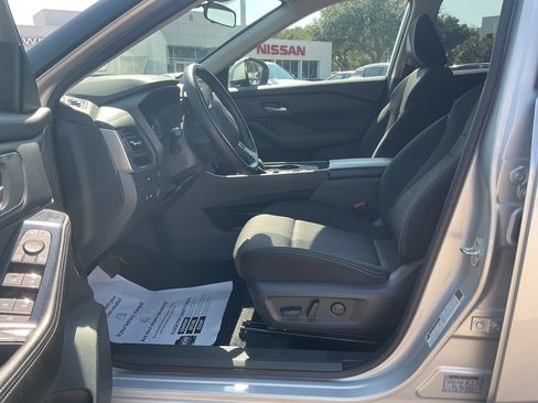 Used 2025 Nissan Rogue SV FWD image 8