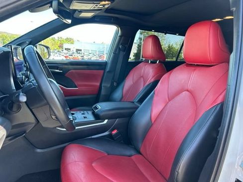 Used 2023 Toyota Highlander XSE FWD image 11