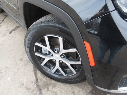 Used 2023 Jeep Grand Cherokee L Limited w/ Luxury Tech Group II image 4