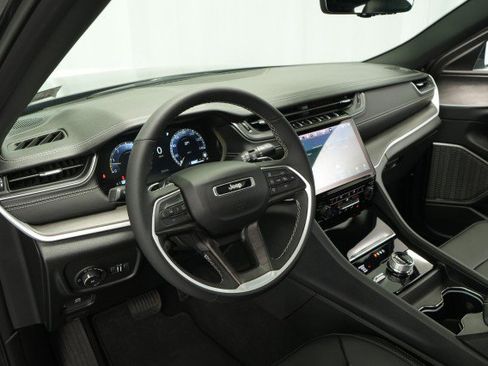 Used 2025 Jeep Grand Cherokee L Limited w/ Luxury Tech Group II image 38