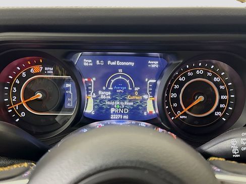 Used 2025 Jeep Wrangler Sahara image 12