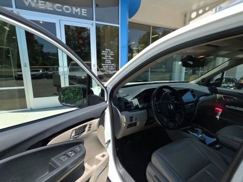 Used 2019 Honda Pilot Touring image 5