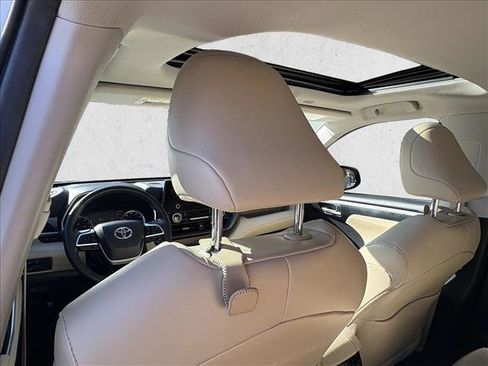 Used 2023 Toyota Highlander XLE image 15