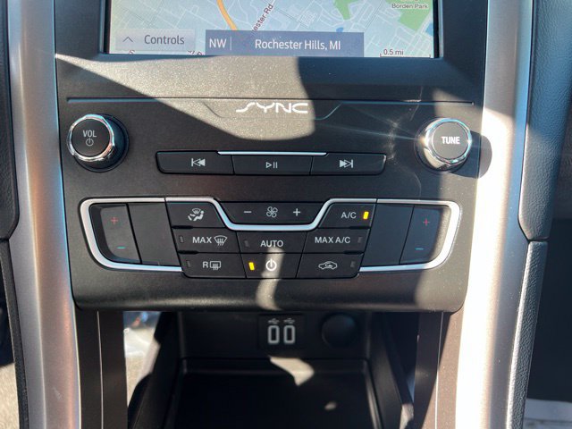 Used 2020 Ford Fusion SE FWD image 27