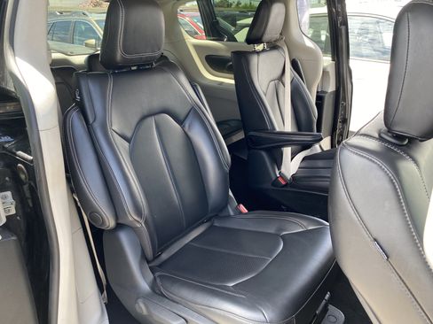 Used 2023 Chrysler Pacifica Touring-L FWD image 19