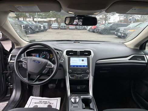 Used 2020 Ford Fusion SE image 12