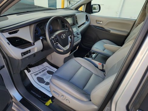 Used 2016 Toyota Sienna XLE w/ XLE Navigation Package FWD image 7
