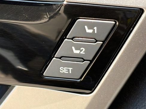 Used 2025 Toyota Tundra Limited AWD/4WD image 18