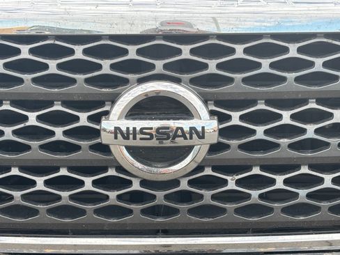 Used 2018 Nissan Titan SV w/ SV Convenience Package AWD/4WD image 9