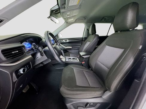 Used 2023 Ford Explorer XLT AWD/4WD image 12