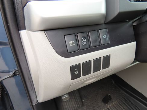 Used 2019 Toyota Highlander XLE AWD/4WD image 12