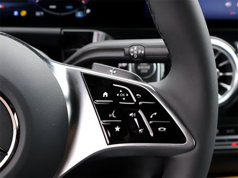 Used 2025 Mercedes-Benz GLA 250 4MATIC image 31