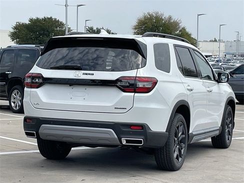 New 2025 Honda Pilot Touring image 4