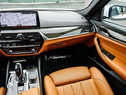 Used 2021 BMW 530e w/ Parking Assistance Package image 15