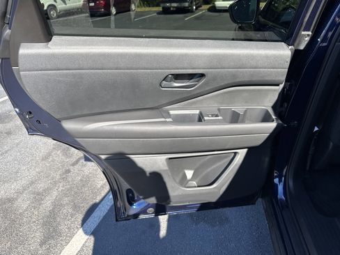 Used 2025 Nissan Pathfinder SV image 27