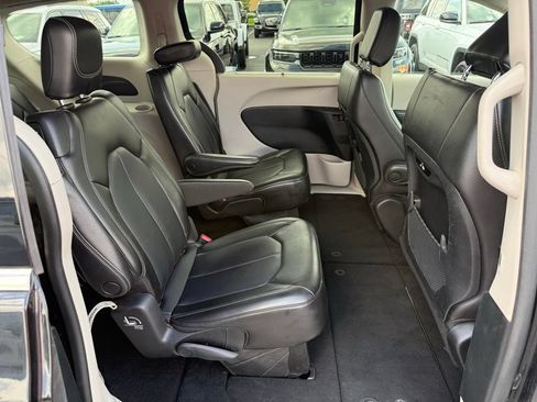 Certified 2023 Chrysler Pacifica Touring-L FWD image 36