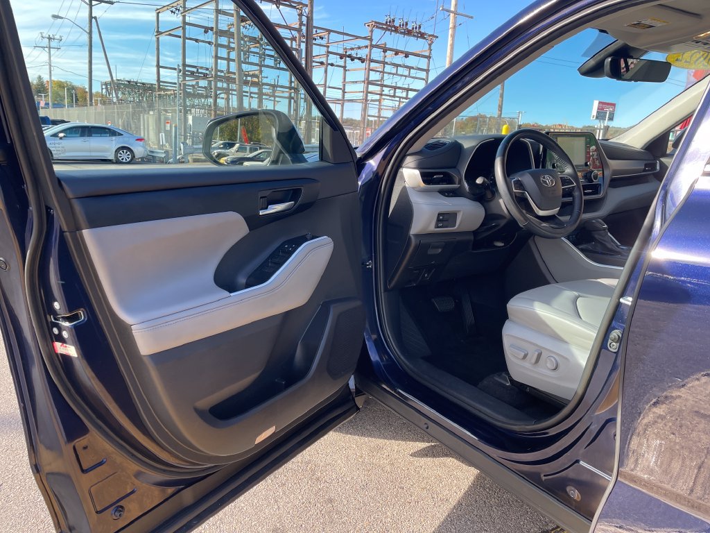 Used 2022 Toyota Highlander XLE AWD/4WD image 14