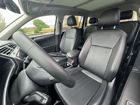 Used 2022 Volkswagen Tiguan SE w/ Panoramic Sunroof Package AWD/4WD image 11