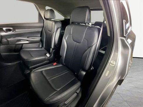 Used 2022 Kia Sorento S FWD image 21