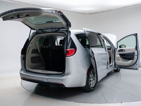 Used 2024 Chrysler Pacifica Touring-L image 24