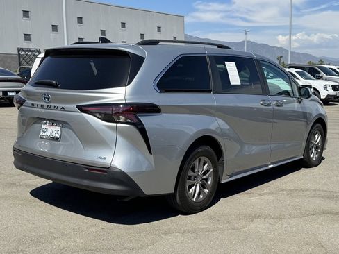 Used 2025 Toyota Sienna XLE FWD image 8