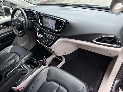 Used 2023 Chrysler Pacifica Touring-L FWD image 13