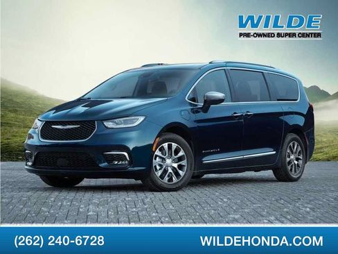 Used 2021 Chrysler Pacifica Touring-L FWD image 1
