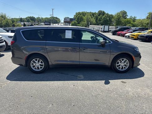 Used 2023 Chrysler Pacifica Touring-L image 6