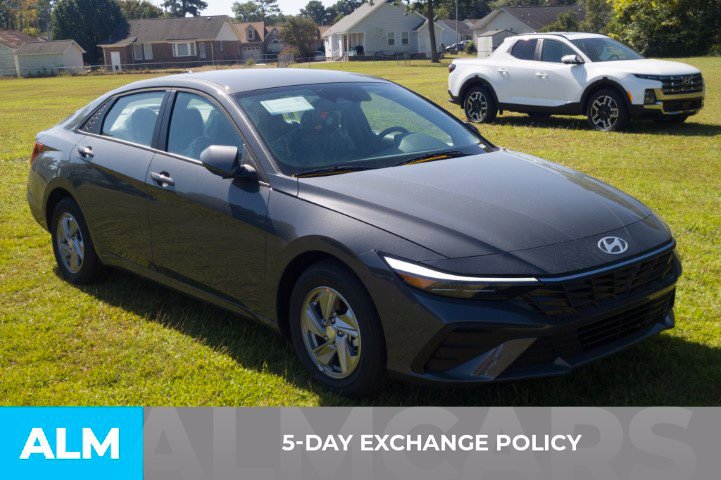 Used 2026 Hyundai Elantra SE FWD image 3