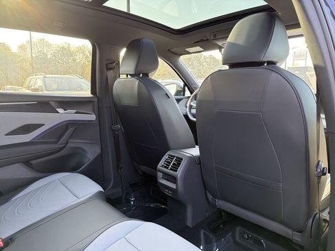 New 2026 Volkswagen Tiguan SE R-Line FWD image 17