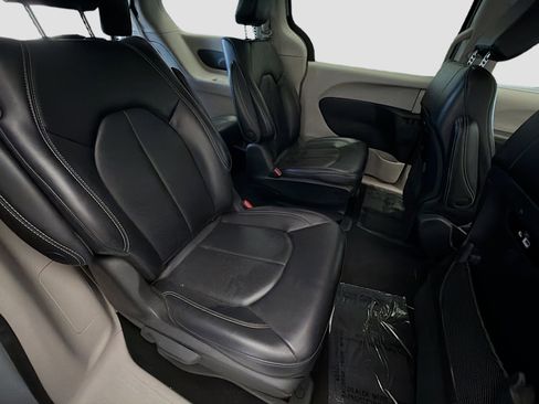 Used 2023 Chrysler Pacifica Touring-L FWD image 15