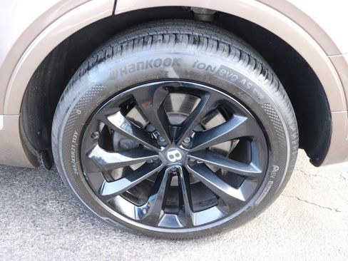 Used 2017 Bentley Bentayga image 70