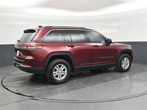 Used 2023 Jeep Grand Cherokee Laredo image 3