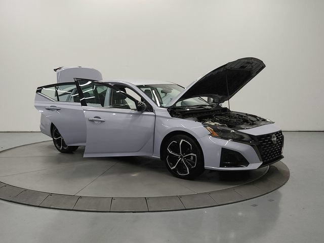Used 2024 Nissan Altima 2.5 SR FWD image 10