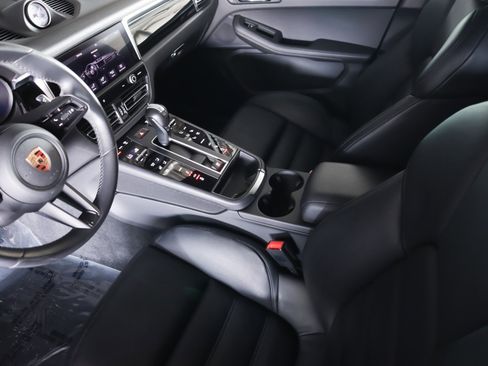Used 2024 Porsche Macan AWD/4WD image 18