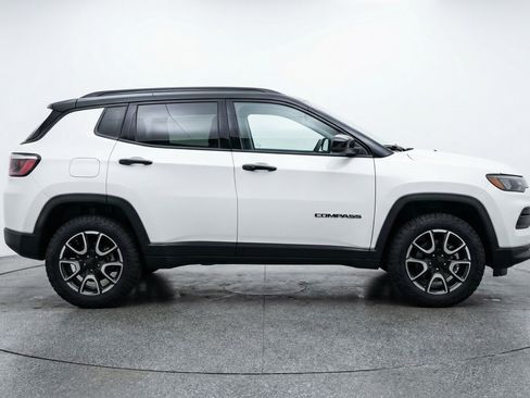 Used 2025 Jeep Compass Trailhawk image 11