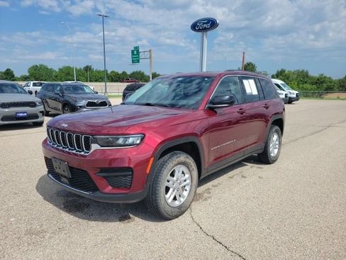 Used 2023 Jeep Grand Cherokee Laredo w/ Luxury Tech Group I AWD/4WD image 17