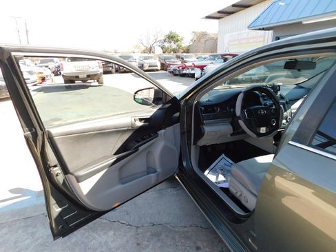 Used 2012 Toyota Camry LE image 17