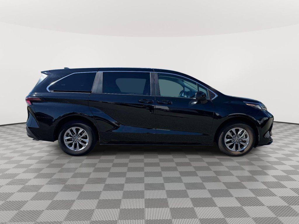 Used 2025 Toyota Sienna LE FWD image 8