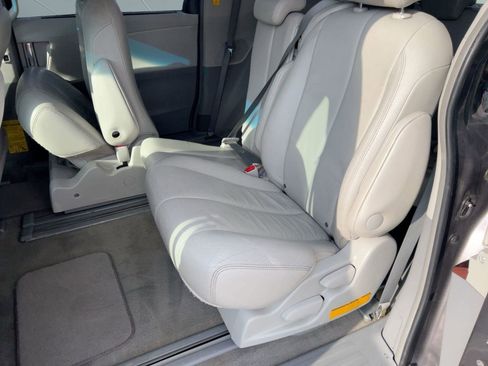 Used 2013 Toyota Sienna XLE image 14