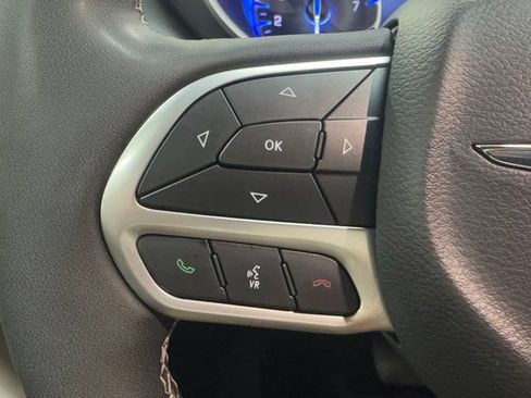 Used 2024 Chrysler Pacifica Touring-L FWD image 16