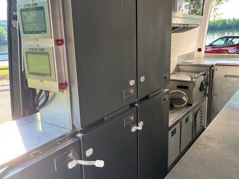 Used 2022 Mercedes-Benz Sprinter 4500 image 27