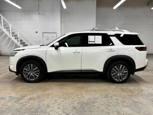 Used 2024 Nissan Pathfinder SL w/ SL Premium Package FWD image 4